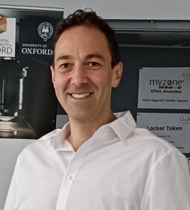 Photo of Gavin Wood at University of Oxford collecting a Gold Award for the Laboratory Efficiency Assessment Framework.
